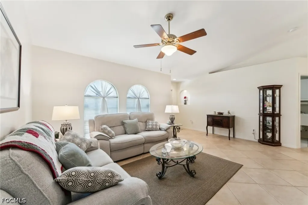 914 SW 3rd Avenue Cape Coral FL 33991