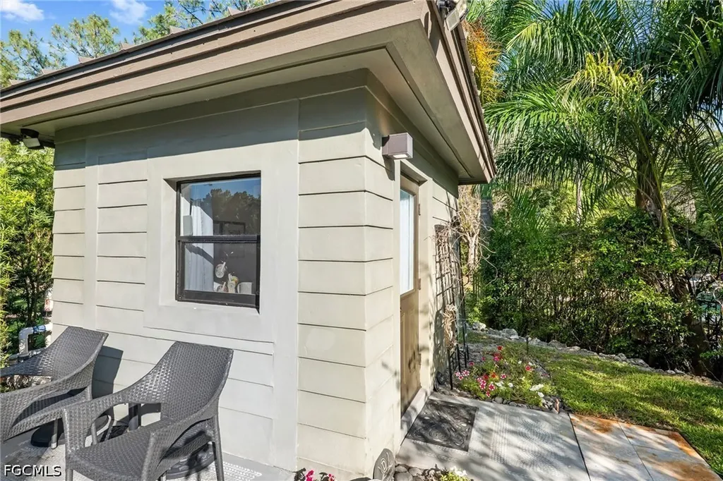 5700 Waxmyrtle Way Naples FL 34109