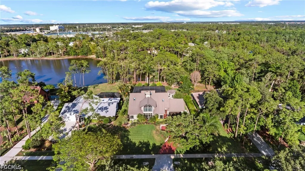 5700 Waxmyrtle Way Naples FL 34109