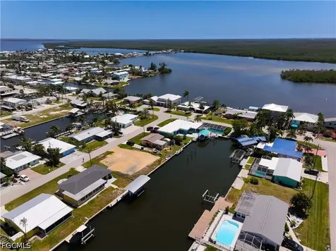 2652 Bridgeview Street Matlacha FL 33993