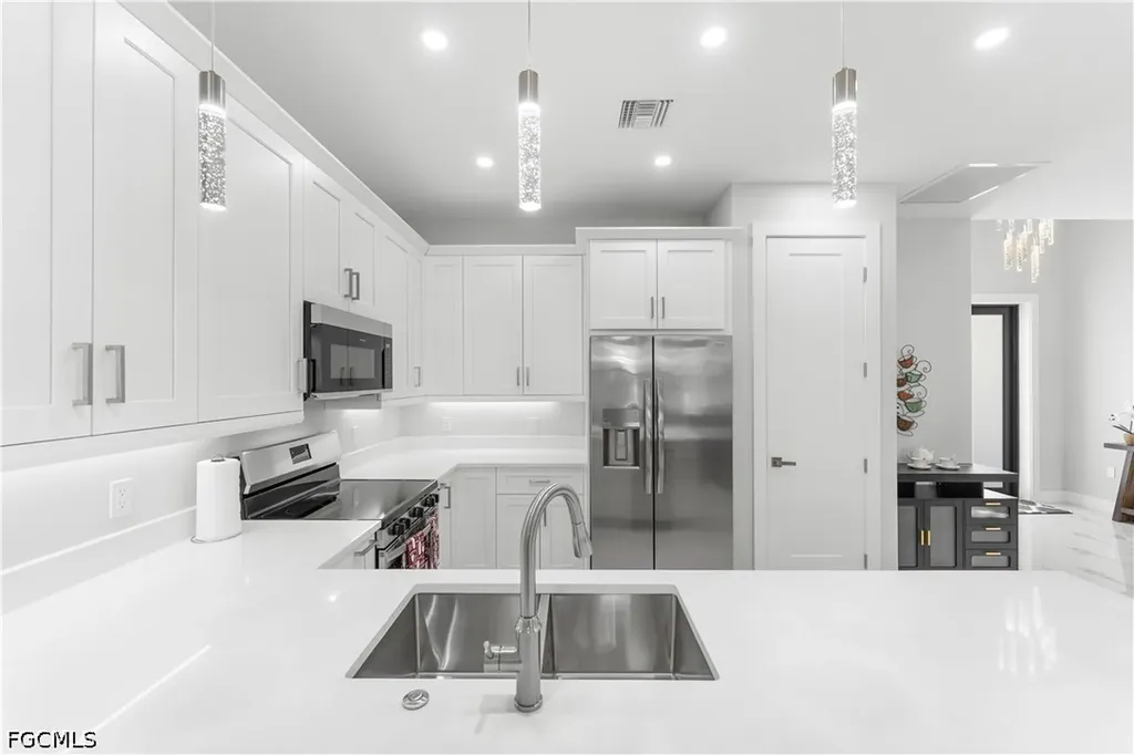 717 Zendor Avenue Fort Myers FL 33913