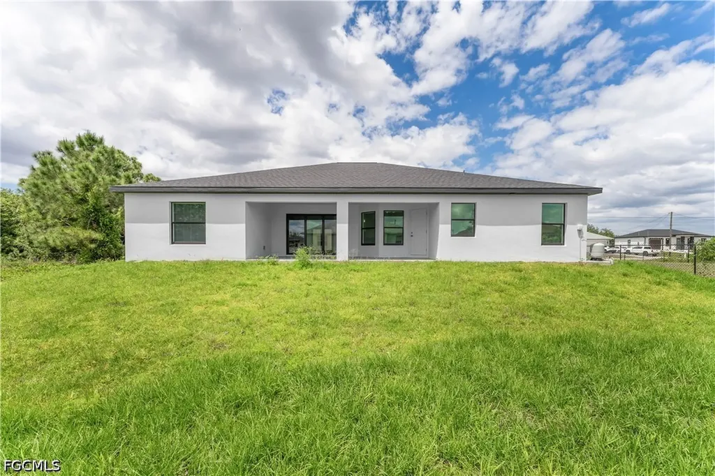 2807 28th Street SW Lehigh Acres FL 33976