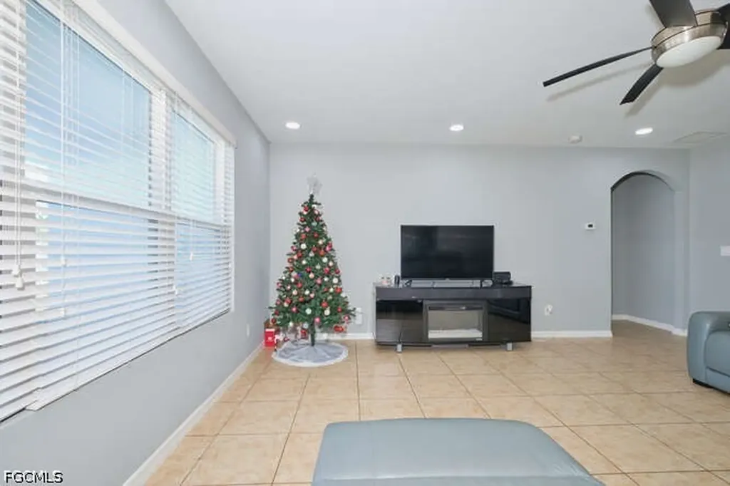 135 SW 31st Street Cape Coral FL 33914