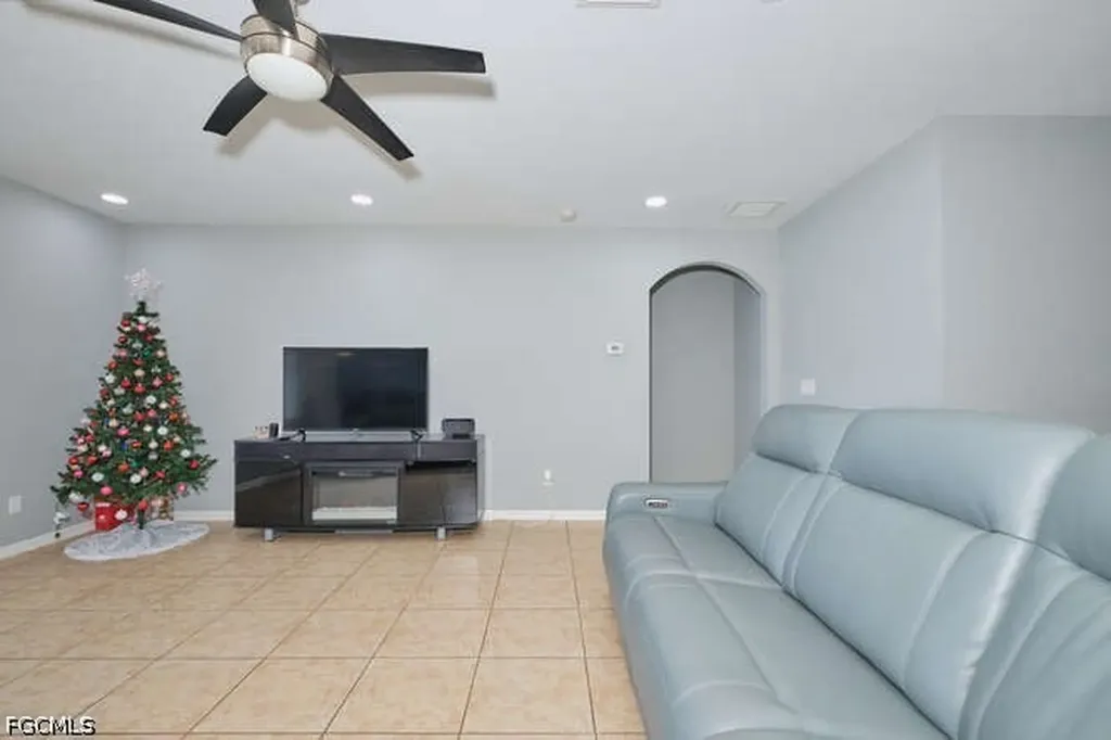 135 SW 31st Street Cape Coral FL 33914