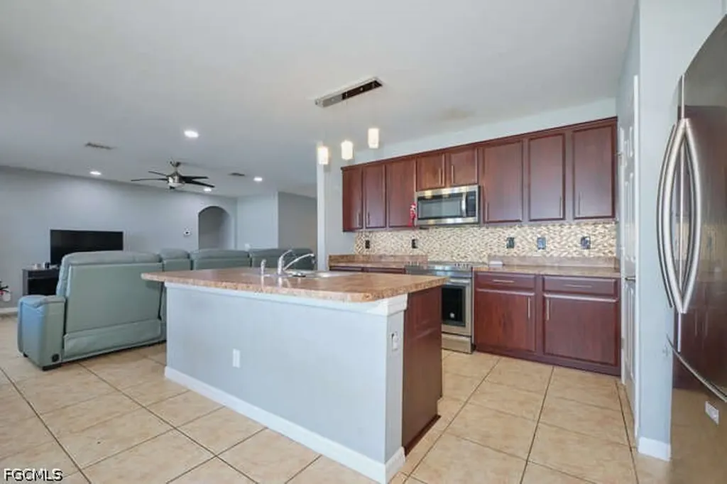 135 SW 31st Street Cape Coral FL 33914