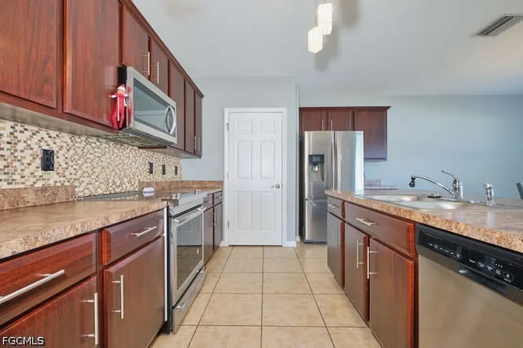 135 SW 31st Street Cape Coral FL 33914