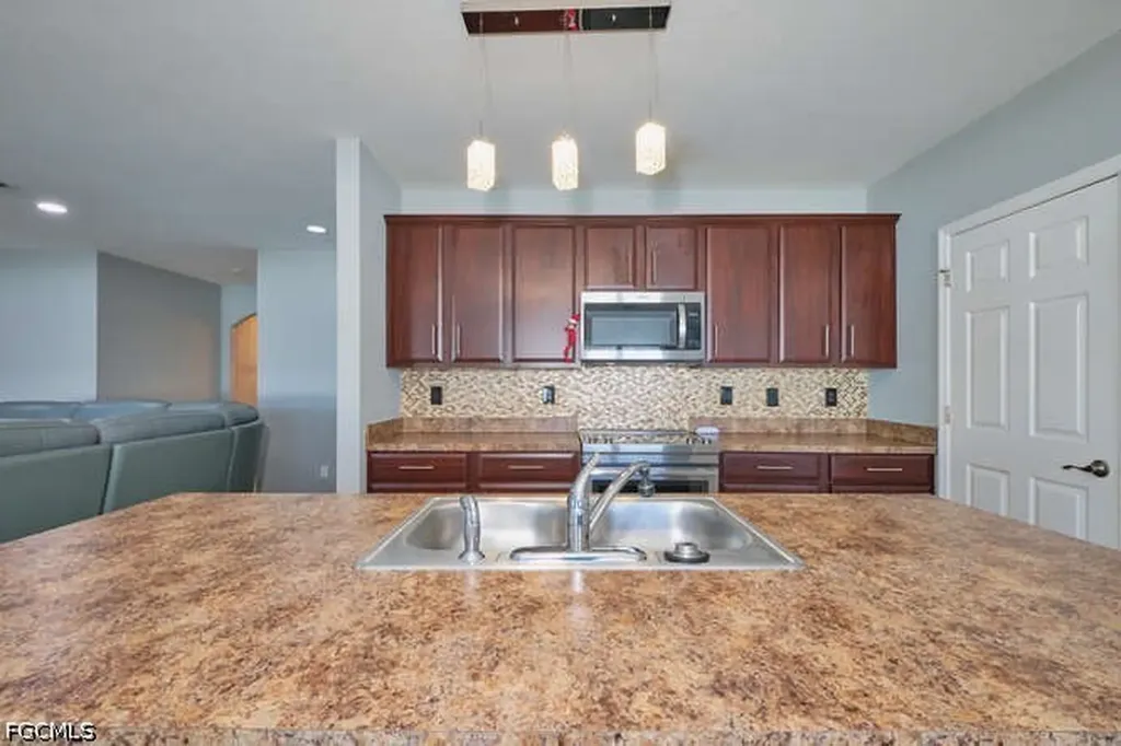 135 SW 31st Street Cape Coral FL 33914