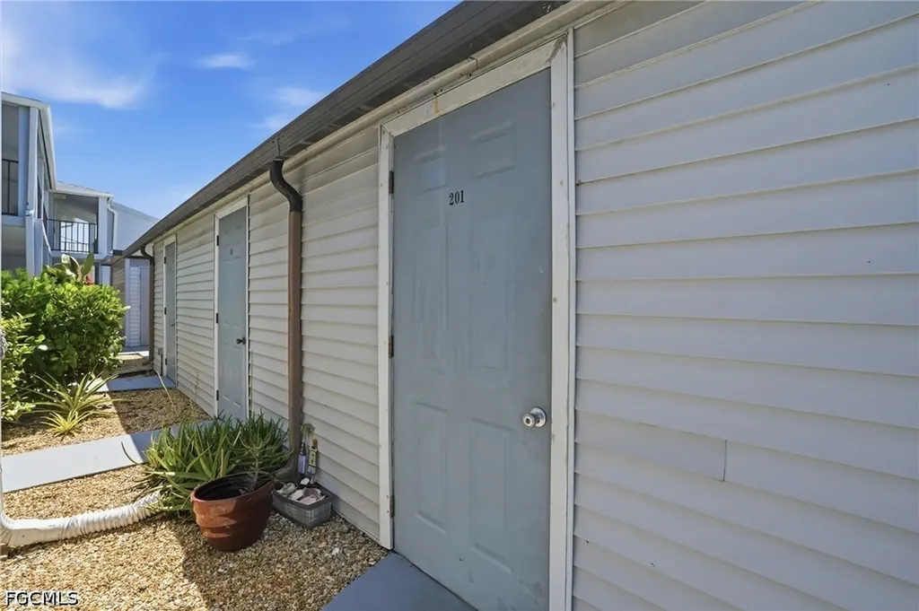 1205 SE 46th Lane Cape Coral FL 33904