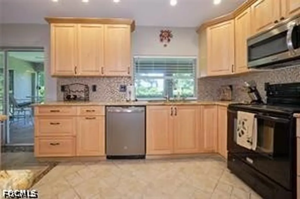 140 SE 8th Street Cape Coral FL 33990