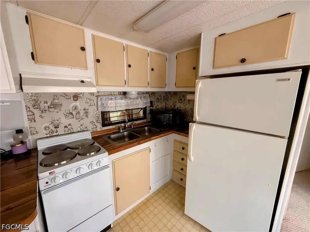 15 Fountain View Boulevard North Fort Myers FL 33903