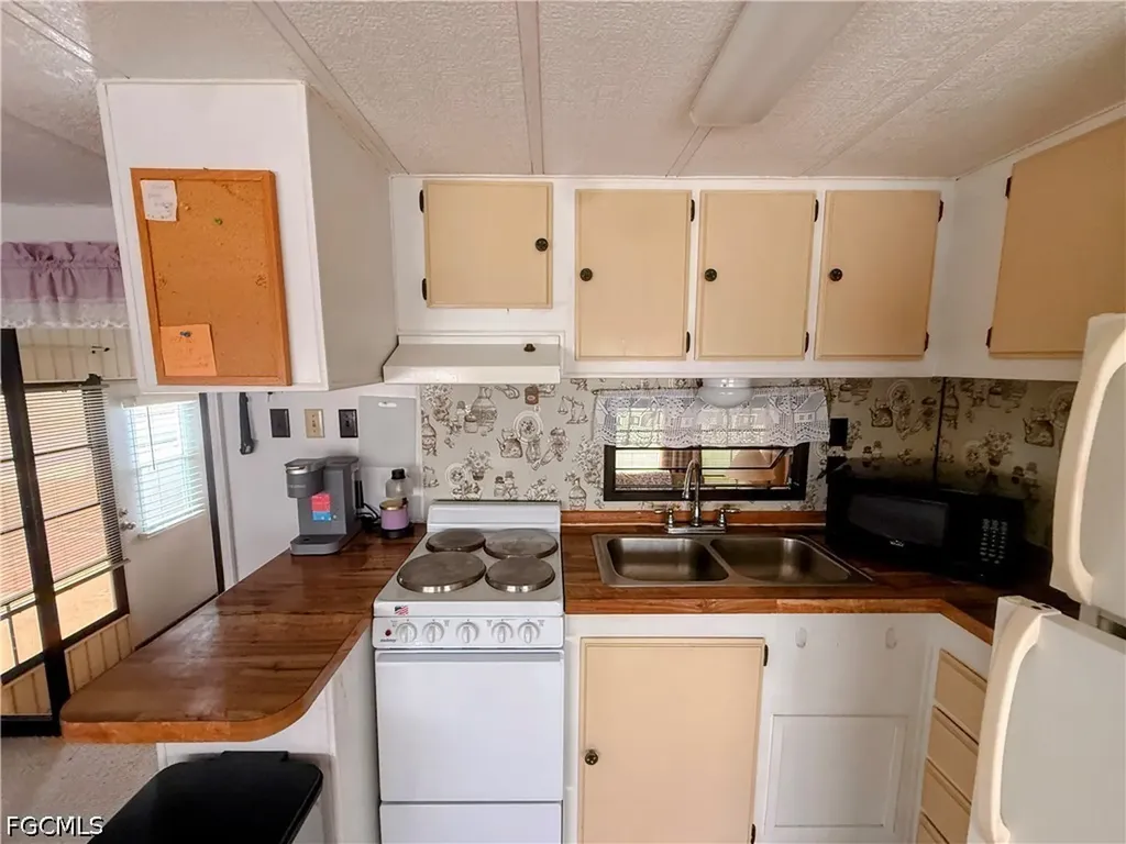 15 Fountain View Boulevard North Fort Myers FL 33903