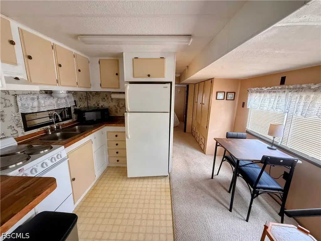 15 Fountain View Boulevard North Fort Myers FL 33903