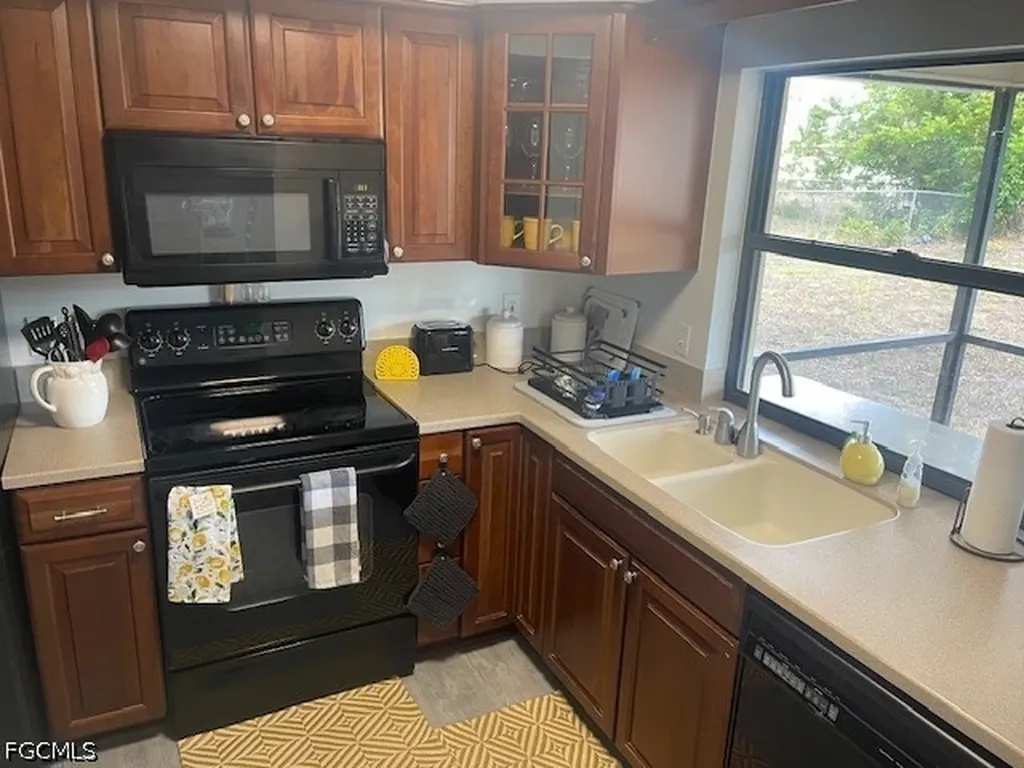 934 SE 25th Lane Cape Coral FL 33904