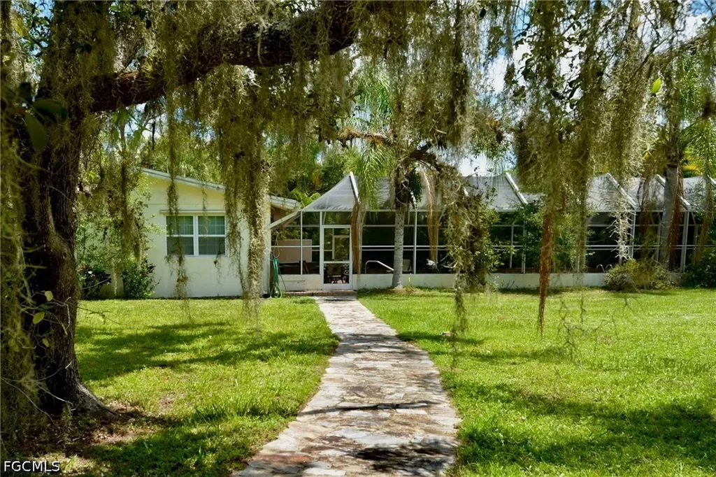 18220 Elmwood Drive Alva FL 33920