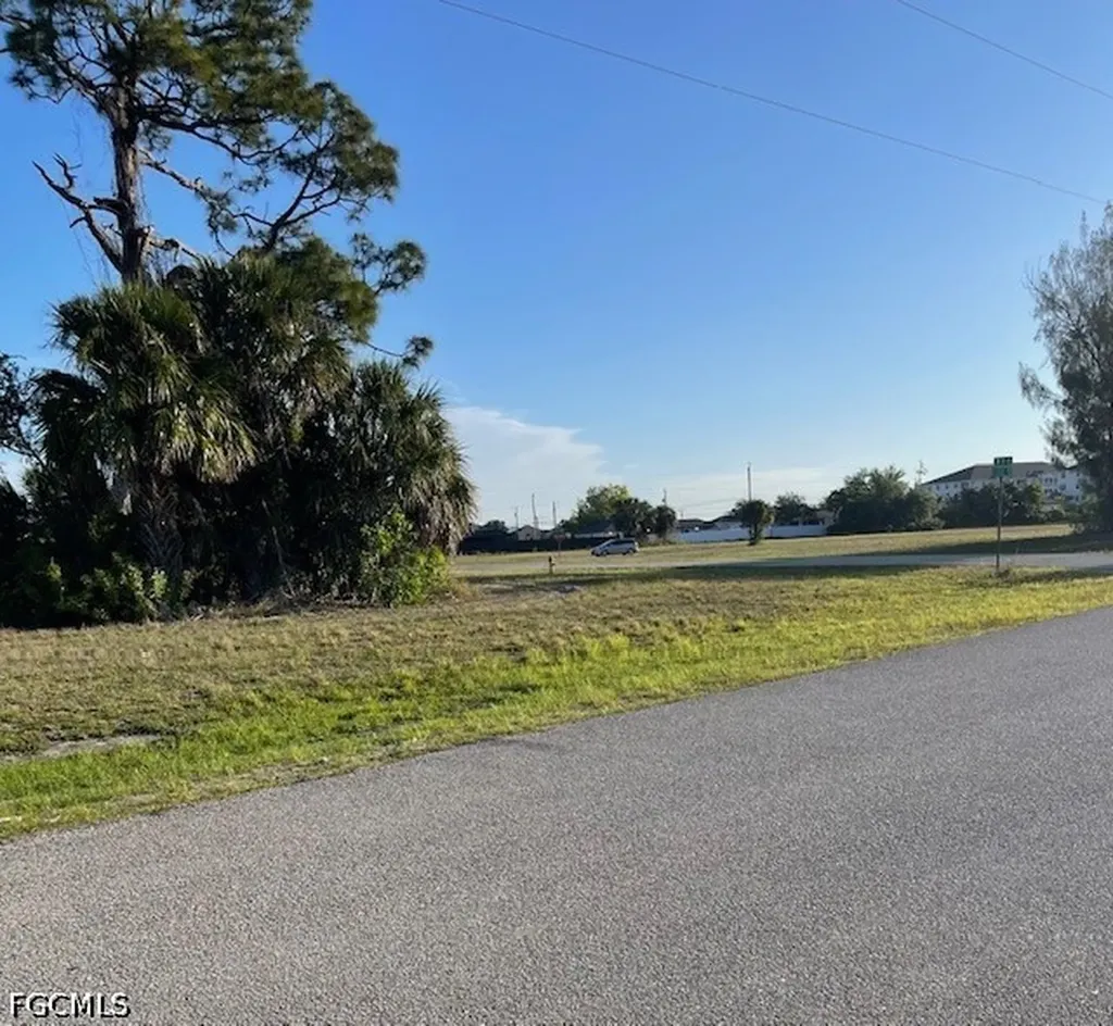 827 Ceitus Terrace Cape Coral FL 33991