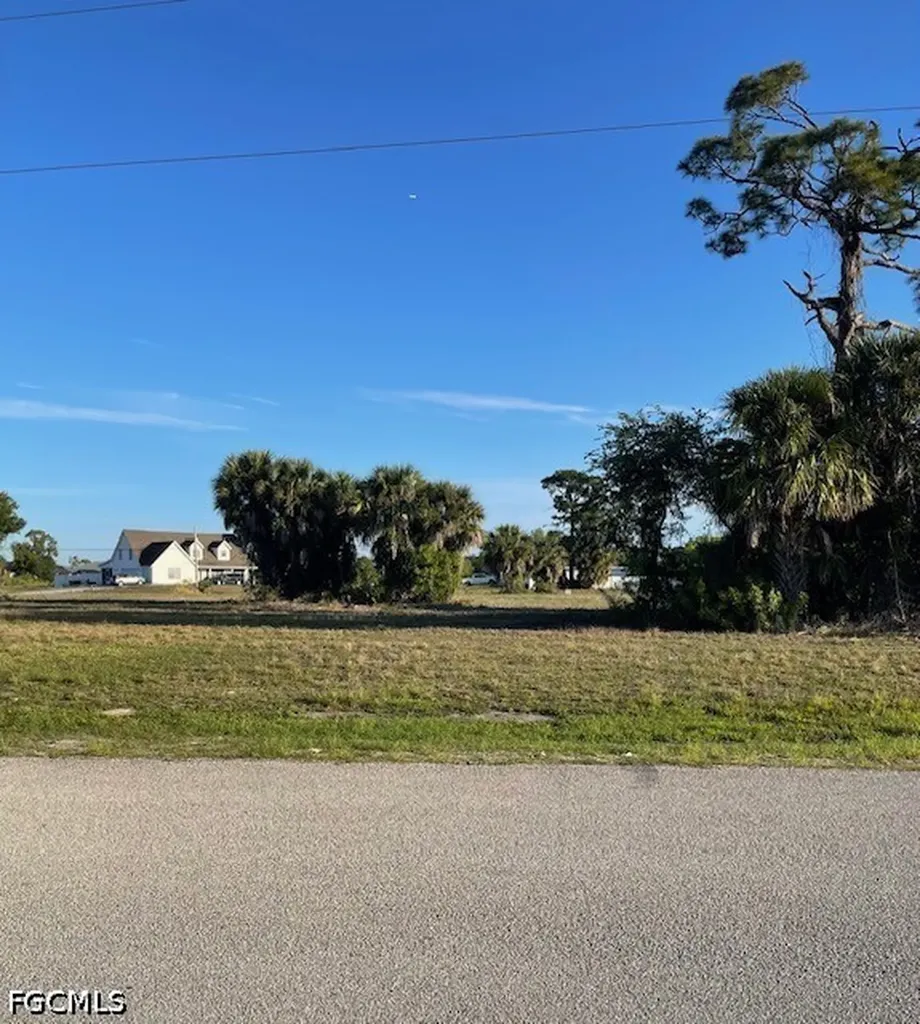 827 Ceitus Terrace Cape Coral FL 33991