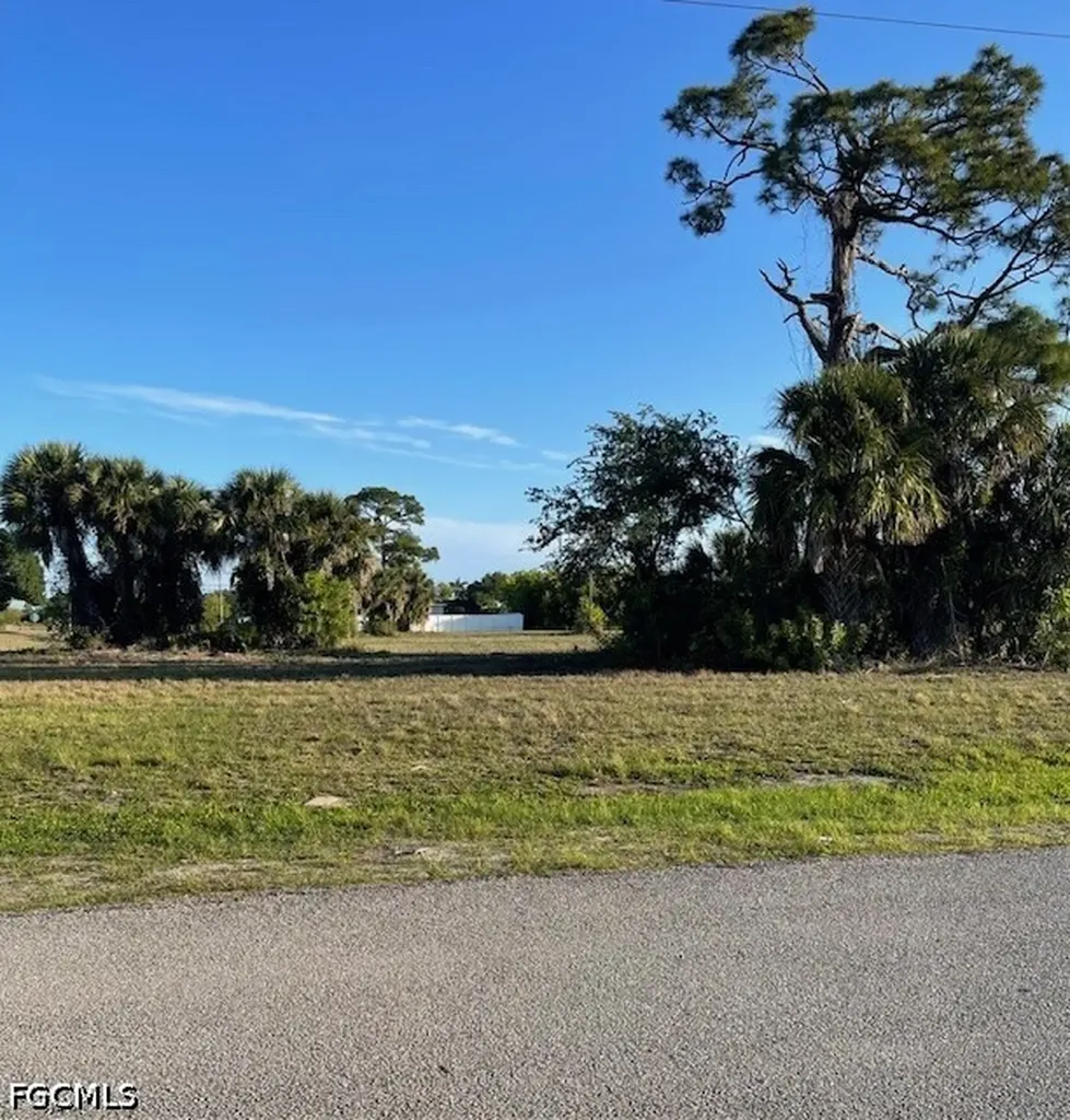 827 Ceitus Terrace Cape Coral FL 33991