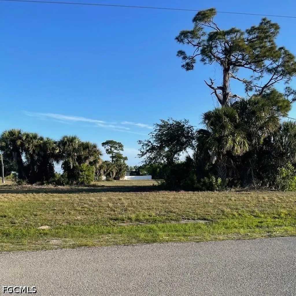 827 Ceitus Terrace Cape Coral FL 33991