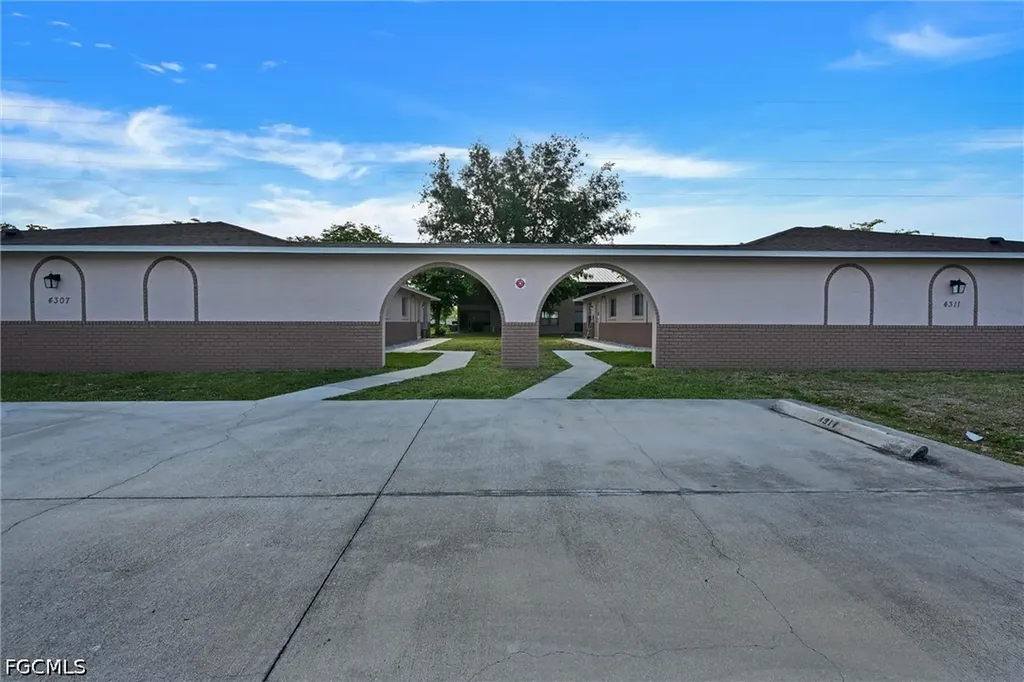 4307 SW Santa Barbara Place Cape Coral FL 33914