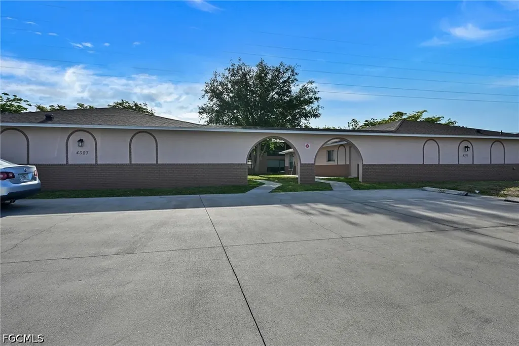 4307 SW Santa Barbara Place Cape Coral FL 33914