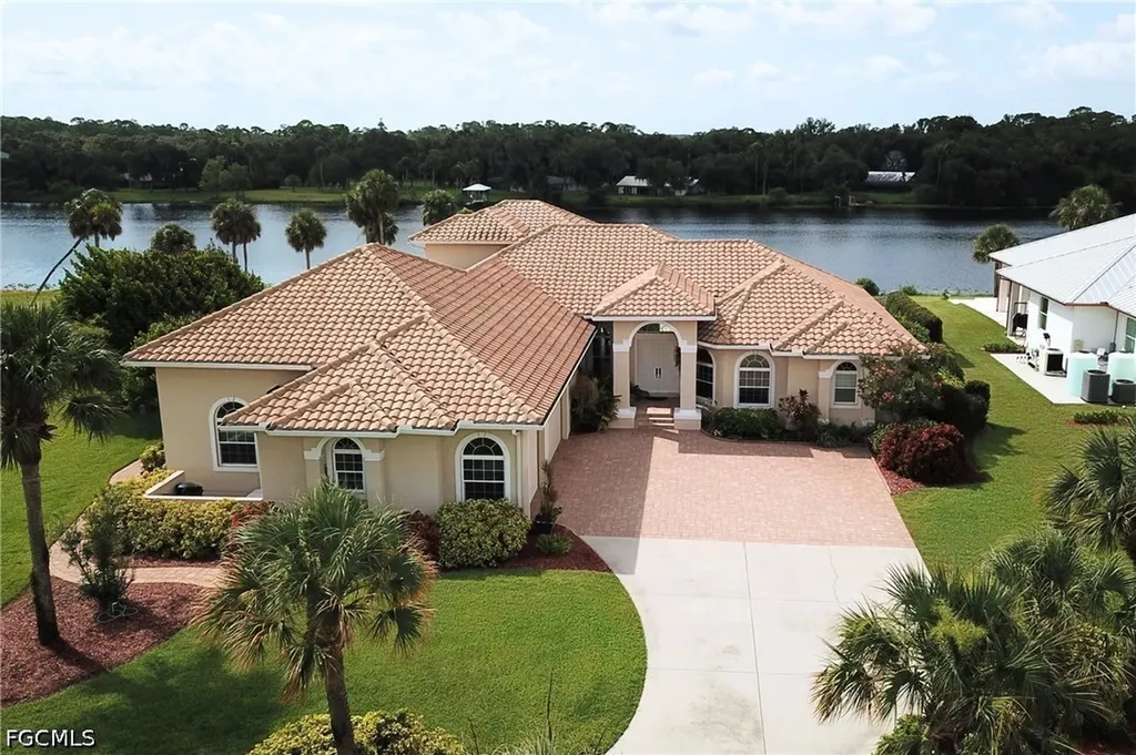 2504 Caloosa Shores Drive Labelle FL 33935