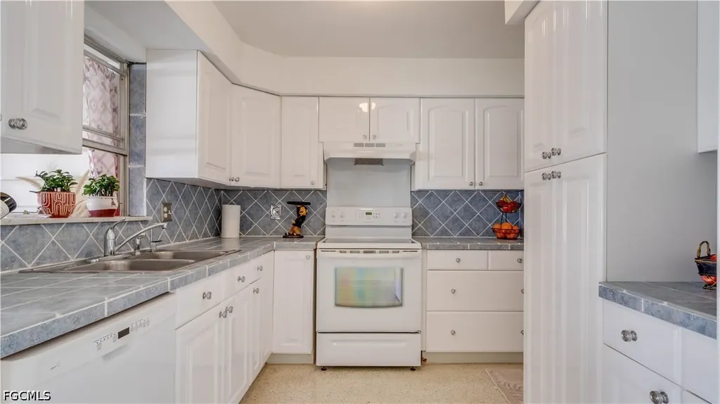 3520 SE 3rd Place Cape Coral FL 33904