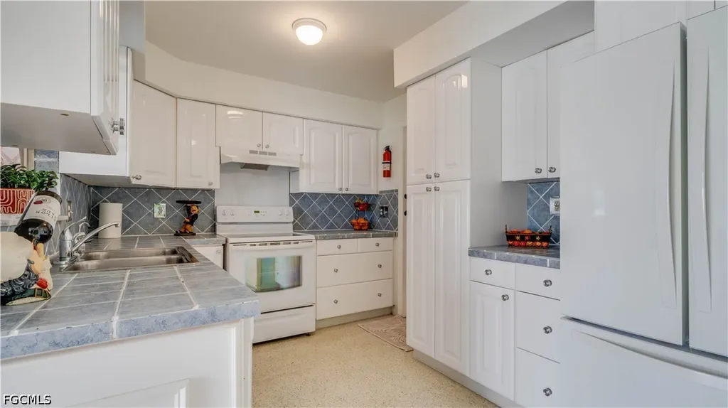 3520 SE 3rd Place Cape Coral FL 33904
