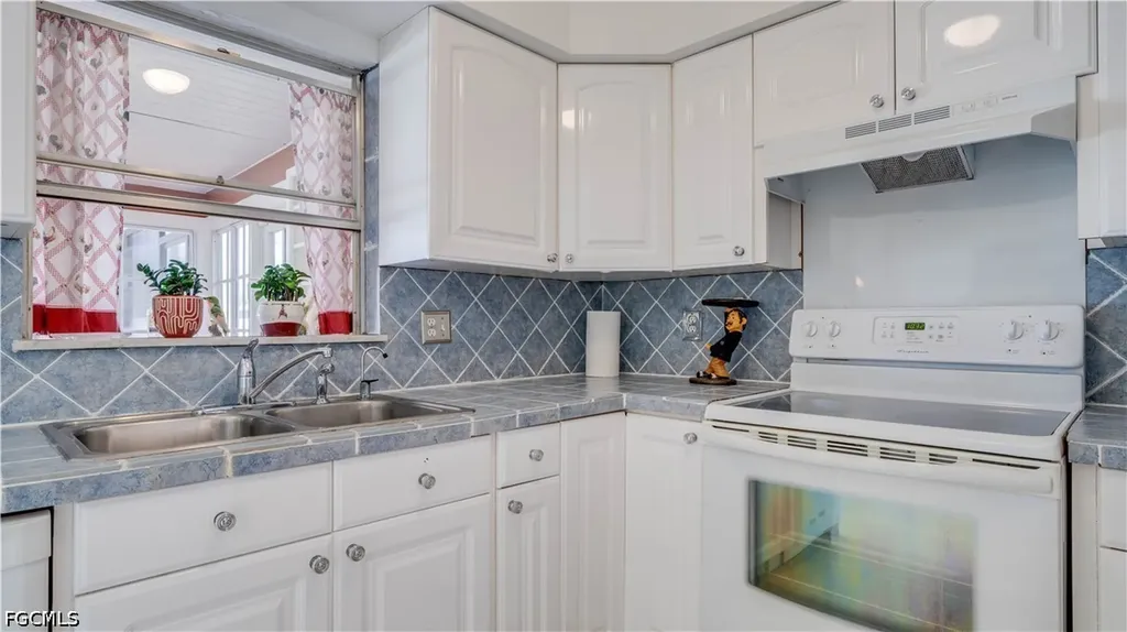 3520 SE 3rd Place Cape Coral FL 33904