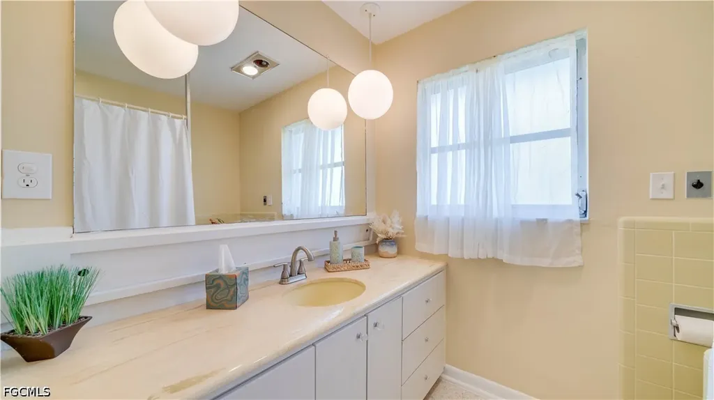 3520 SE 3rd Place Cape Coral FL 33904