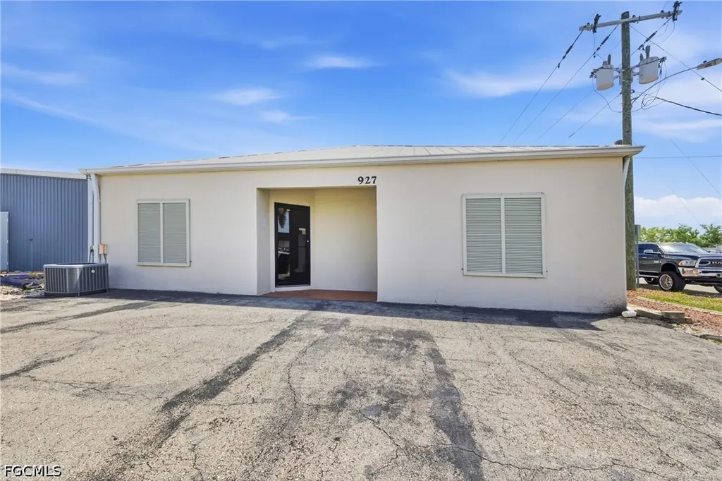 927 SE 13th Avenue Cape Coral FL 33990
