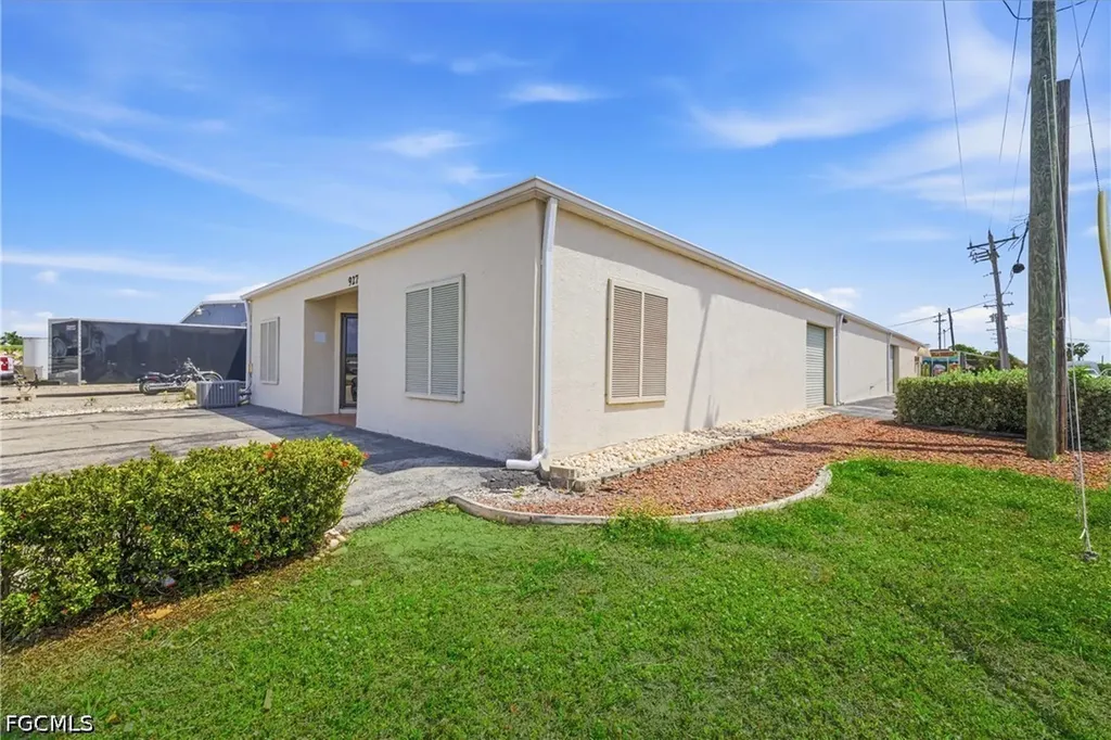 927 SE 13th Avenue Cape Coral FL 33990