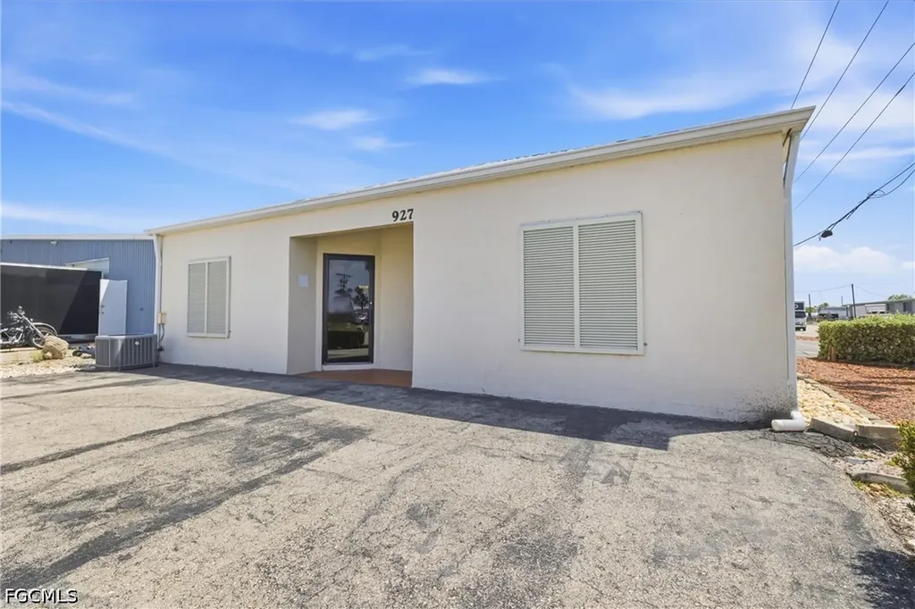 927 SE 13th Avenue Cape Coral FL 33990