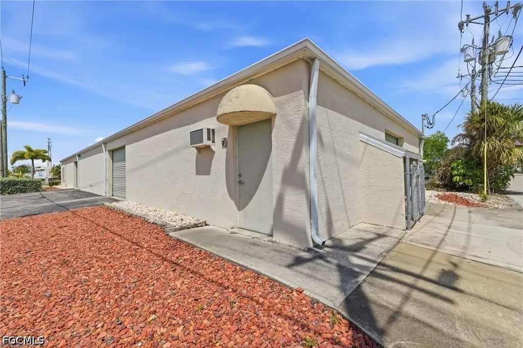 927 SE 13th Avenue Cape Coral FL 33990