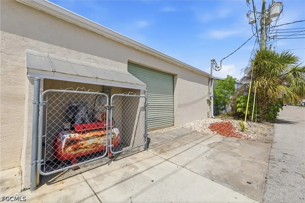927 SE 13th Avenue Cape Coral FL 33990