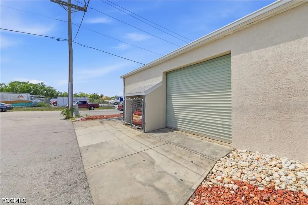 927 SE 13th Avenue Cape Coral FL 33990