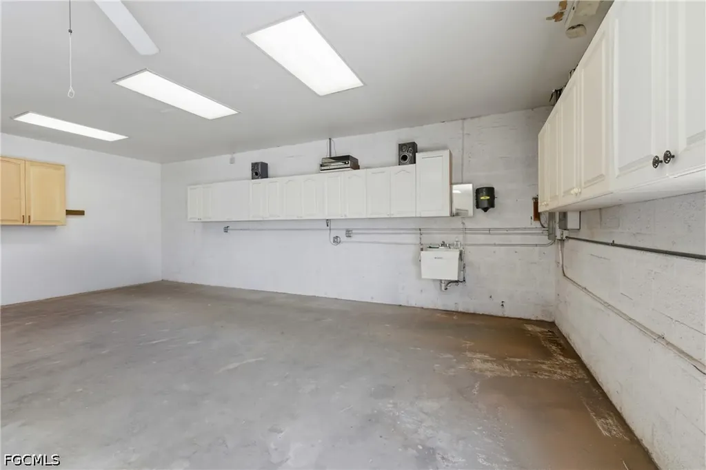 927 SE 13th Avenue Cape Coral FL 33990