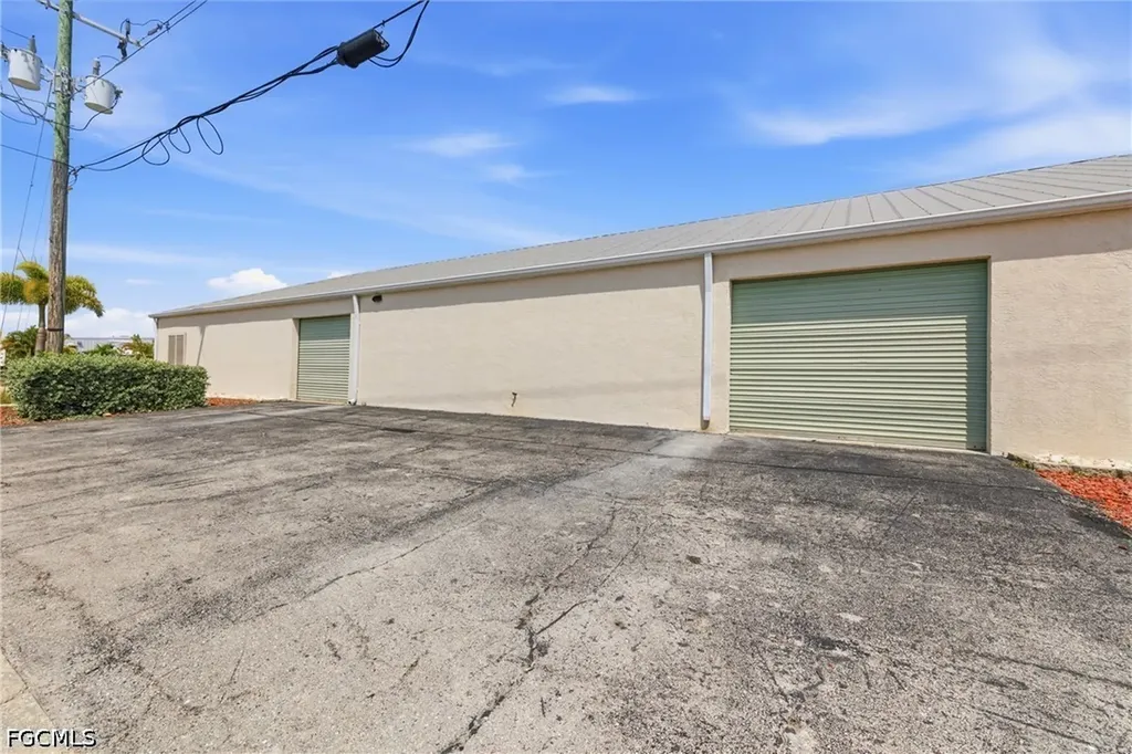 927 SE 13th Avenue Cape Coral FL 33990