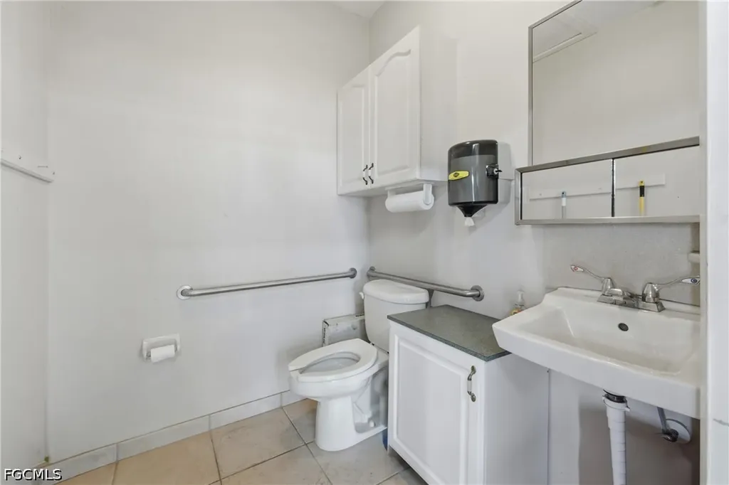 927 SE 13th Avenue Cape Coral FL 33990