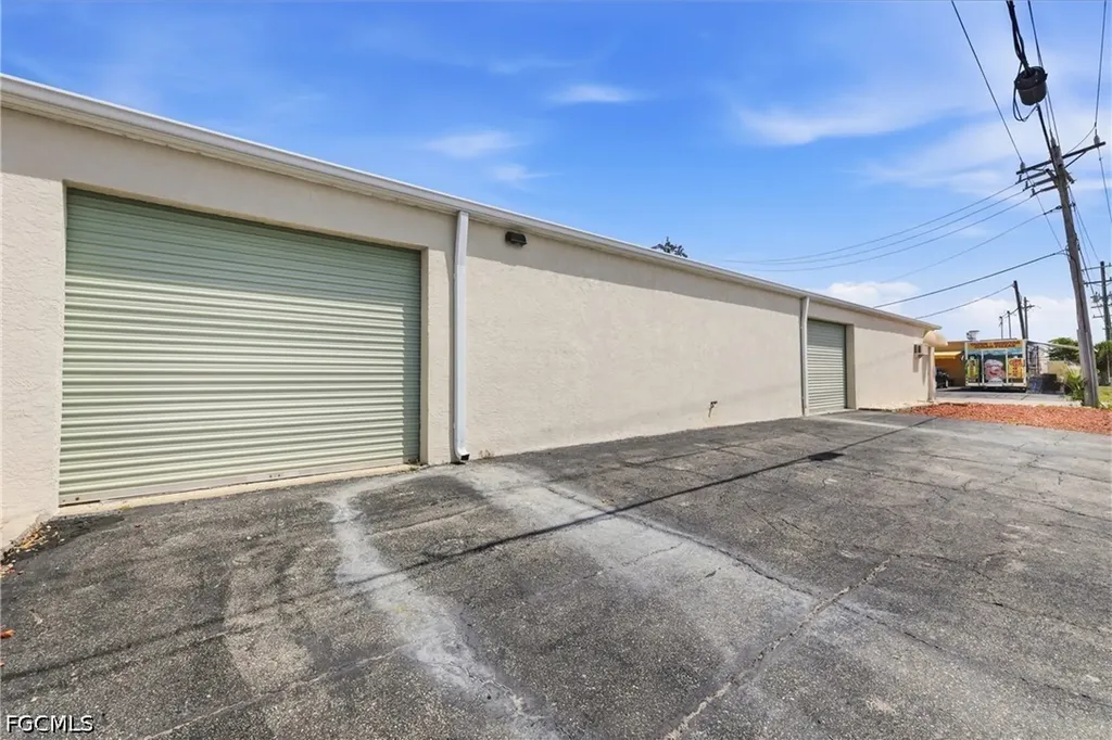 927 SE 13th Avenue Cape Coral FL 33990