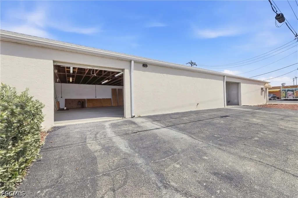 927 SE 13th Avenue Cape Coral FL 33990