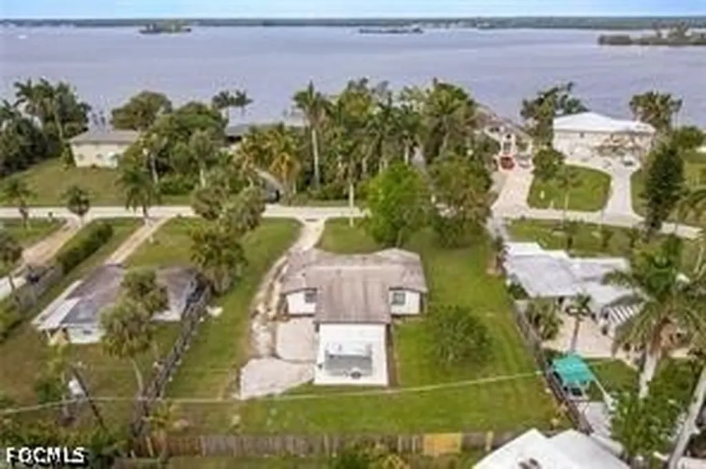4462 E Riverside Drive Fort Myers FL 33905