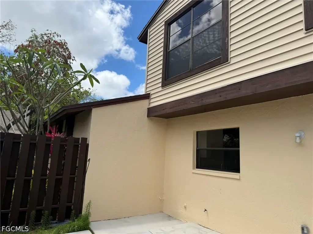 621 SE 12th Avenue Cape Coral FL 33990