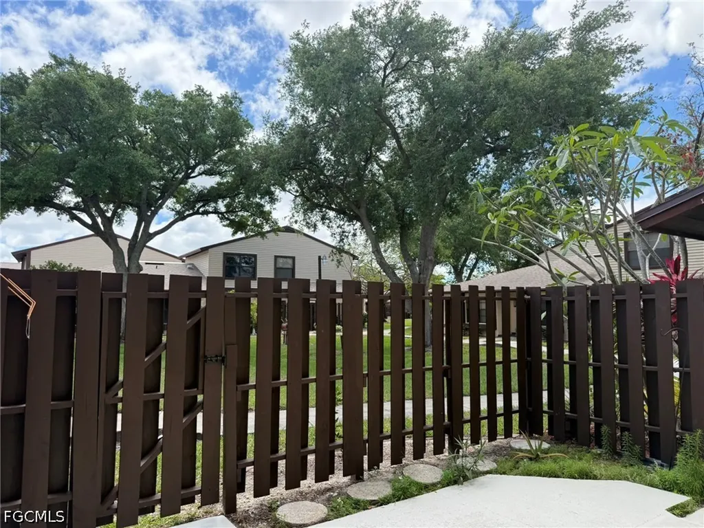 621 SE 12th Avenue Cape Coral FL 33990