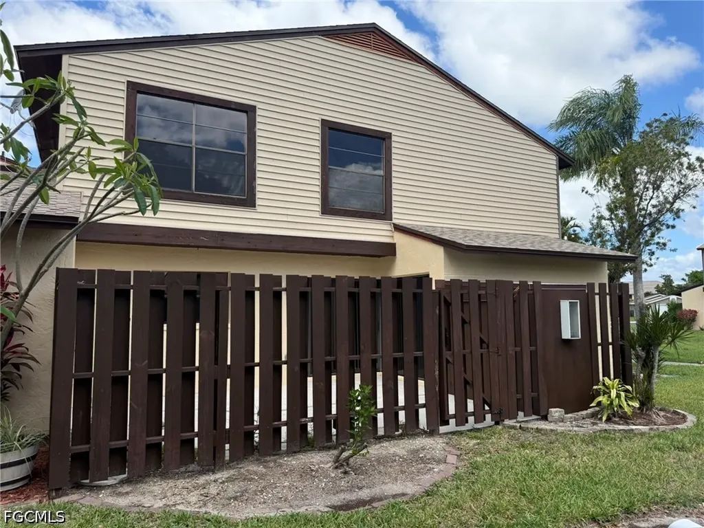 621 SE 12th Avenue Cape Coral FL 33990