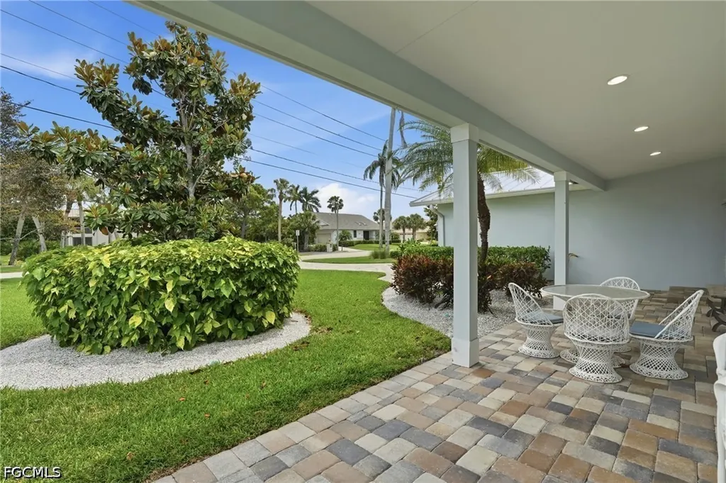 1590 Sandpiper Street Naples FL 34102