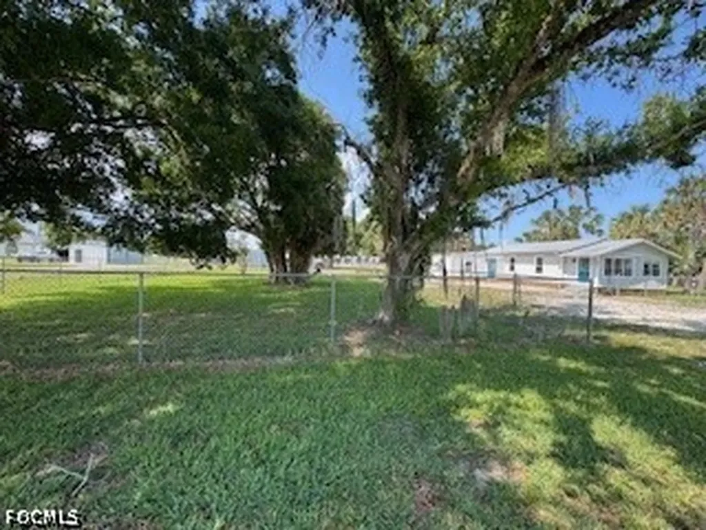 285 Avenue H NW Moore Haven FL 33471