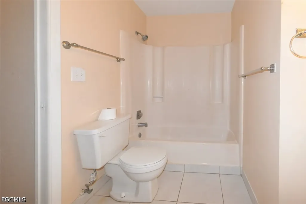 8101 Country Road Fort Myers FL 33919