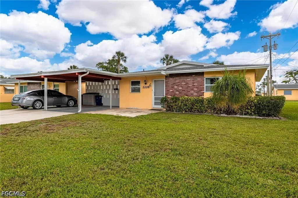 2206 E 6th Street Lehigh Acres FL 33936