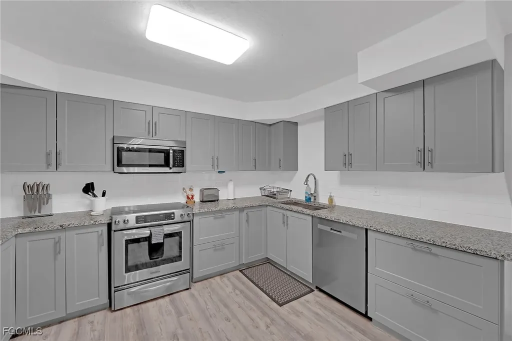 2506 SE 8th Avenue Cape Coral FL 33904