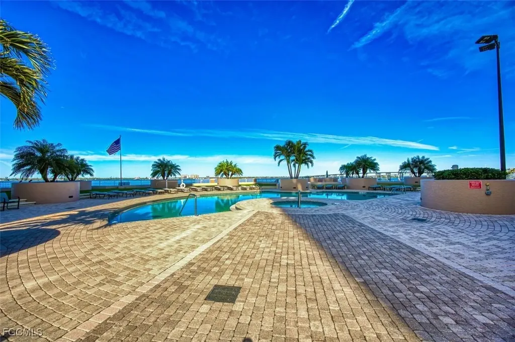 2090 W First Street Fort Myers FL 33901
